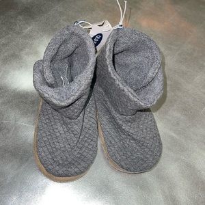 Old Navy Gray Quilted Fleece Velcro Slippers M 9/10